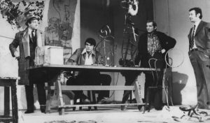 Marin Moraru (Leon Schwartz), primul din stânga, alături de George Moțoi (Anton Suditu), Gheorghe Cozorici (Anastase Crăciunescu), al doilea din dreapta și Victor Rebengiuc (Ovidiu Petrescu), primul din dreapta, în Un fluture pe lampă, de Paul Everac, în regia lui Horea Popescu. Teatrul Național „I.L. Caragiale”, București, 1972. ©Colecția Muzeului Teatrului Național „Ion Luca Caragiale”