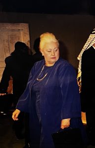 Ildikó Jarcsek-Zamfirescu (Diplomat I), în Casa de pe graniță, de Sławomir Mrożek, în regia lui Florin Ionescu, Teatrul German de Stat din Timișoara, 2000, arhiva teatrului