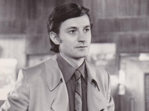 7. Ion Caramitru (Liviu Filimon) în Despre o anume fericire, în regia lui Mihai Constantinescu. Casa de Filme Cinci, 1973 © All about Romanian Cinema (AaRC), Revistă online editată de Uniunea Cineaștilor din România, Url: http://aarc.ro/newfilm/film/despre-o-anume-fericire-1973