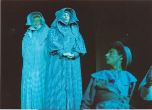 Mihaela Teleoacă (Luciana), Magda Catone (Adriana) și George Ivașcu (Dromio) în Comedia erorilor, de William Shakespeare. Teatrul de Comedie, București, 1997. Arhiva Teatrului de Comedie. ©Teatrul de Comedie