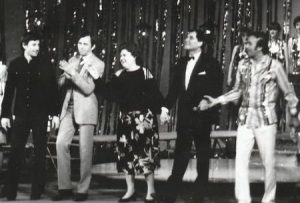 8. Ion Caramitru (primul din stânga), Virgil Ogășanu (al doilea din stânga), Tamara Buciuceanu (a treia din stânga), Ion Besoiu (al patrulea din stânga) și Ion Abrudan (al cincilea din stânga) în Parada vedetelor, scenariu după mai mulți autori, în regia lui Petre Popescu și Gábor Kati. Teatrul de Stat Oradea (azi, Teatrul „Regia Maria” Oradea – Trupa „Iosif Vulcan) în colaborare cu Teatrul „L. S. Bulandra” București. Loc: Teatrul de Stat Oradea (azi, Teatrul „Regia Maria” Oradea – Trupa „Iosif Vulcan), 1985 © Teatrul „Regia Maria” Oradea – Trupa „Iosif Vulcan / Arhivă