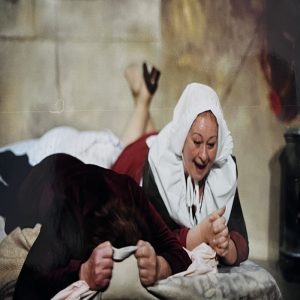 Ildikó Jarcsek-Zamfirescu (Doica Julietei), în Romeo și Julieta, de William Shakespeare, în regia lui Diogene V. Bihoi, Teatrul German de Stat din Timișoara, 2001, arhiva teatrului