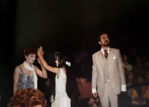 11. Oana Ștefănescu, Adriana Trandafir, Florin Zamfirescu, La țigănci după Mircea Eliade, regia: Alexander Hausvater, Teatrul „Odeon” București, 1993 © Mugur Avrunescu, La țigănci... cu Popescu, ediție revăzută și adăugită, Editura Oscar Print, București, 2021, p. 177