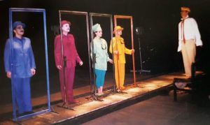 12. Laurențiu Lazăr, Mugur Avrunescu, Diana Gheorghian, Marius Stănescu, Florin Zamfirescu, La țigănci după Mircea Eliade, regia: Alexander Hausvater, Teatrul „Odeon” București, 1993 © Mugur Avrunescu, La țigănci... cu Popescu, ediție revăzută și adăugită, Editura Oscar Print, București, 2021, p. 63