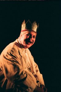 Ilie Gheorghe (Dom' Ubu) în Ubu Rex cu scene din Macbeth, după operele lui Alfred Jarry și William Shakespeare, în regia lui Silviu Purcărete. Teatrul Național Marin Sorescu Craiova. Arhiva Teatrului Național Marin Sorescu Craiova.