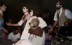 13. Oana Ștefănescu, Ionel Mihăilescu, Camelia Maxim, Șerban Ionescu, La țigănci după Mircea Eliade, regia: Alexander Hausvater, Teatrul „Odeon” București, 1993 © Mugur Avrunescu, La țigănci... cu Popescu, ediție revăzută și adăugită, Editura Oscar Print, București, 2021, p. 83