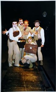 14. Ionuț Pohariu, Șerban Ionescu, Florin Zamfirescu, Gelu Nițu, Camelia Maxim, La țigănci după Mircea Eliade, regia: Alexander Hausvater, Teatrul „Odeon” București, 1993 © Mugur Avrunescu, La țigănci... cu Popescu, ediție revăzută și adăugită, Editura Oscar Print, București, 2021, p. 30
