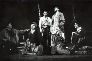 1. Dumitru Chesea (Snug, Leul), primul din stânga, Șerban Celea (Bottom, Pyramus, Egeu), al doilea din stânga, Petre Nicolae (Puck), al treilea din stânga, Gheorghe Dănilă (Snout, Zidul), al patrulea din stânga, Șerban Ionescu (Theseu, Oberon, Peter Quince), al cincilea din stânga, Mihai Bisericanu (Flute, Thisbe), în Visul unei nopți de vară de William Shakespeare, în regia lui Alexandru Darie, Teatrul de Comedie, București, 1990 @Teatrul de Comedie