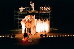 Valer Dellakeza (Madam Ubu), stânga, jos, alături de Anghel Rababoc (Căpitanul Bordură), dreapta, jos, în în Ubu Rex cu scene din Macbeth, după operele lui Alfred Jarry și William Shakespeare, în regia lui Silviu Purcărete. Teatrul Național Marin Sorescu Craiova. Arhiva Teatrului Național Marin Sorescu Craiova.