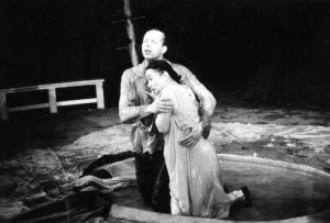 3. Marian Râlea (Lysander), primul din stânga, alături de Aurora Leonte (Hermia), a doua din stânga, în Visul unei nopți de vară de William Shakespeare, în regia lui Alexandru Darie, Teatrul de Comedie, București, 1990 @Teatrul de Comedie