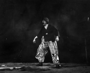 5. Șerban Celea (Bottom, Pyramus, Egeu), în Visul unei nopți de vară de William Shakespeare, în regia lui Alexandru Darie, Teatrul de Comedie, București, 1990 @Teatrul de Comedie