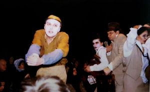 6. Mugur Avrunescu, Ionuț Pohariu, Florin Zamfirescu, Camelia Maxim, La țigănci după Mircea Eliade, regia: Alexander Hausvater, Teatrul „Odeon” București, 1993 © Mugur Avrunescu, La țigănci... cu Popescu, ediție revăzută și adăugită, Editura Oscar Print, București, 2021, p. 82
