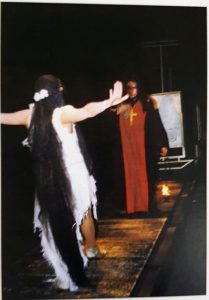 8. Adriana Trandafir și Ioan Batinaș, La țigănci după Mircea Eliade, regia: Alexander Hausvater, Teatrul „Odeon” București, 1993 © Mugur Avrunescu, La țigănci... cu Popescu, ediție revăzută și adăugită, Editura Oscar Print, București, 2021, p. 86