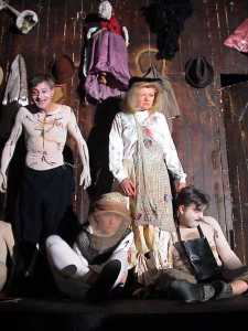 9. Constantin Cojocaru, Angela Ioan, Carmen Tănase, Laurențiu Lazăr, La țigănci după Mircea Eliade, regia: Alexander Hausvater, Teatrul „Odeon” București, 1993 © Teatrul „Odeon” București / Arhivă