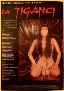 Afiș realizat de Livia Bocănescu pentru spectacolul La țigănci după Mircea Eliade, regia: Alexander Hausvater, Teatrul „Odeon” București, premiera: 22 iunie 1993 © Mugur Avrunescu, La țigănci... cu Popescu, ediție revăzută și adăugită, Editura Oscar Print, București, 2021, p. 24