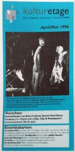 Coperta programului de sală al spectacolului La țigănci după Mircea Eliade, regia: Alexander Hausvater, Teatrul „Odeon” București, premiera: 22 iunie 1993 pentru Festivalul de la Oldenburg, Germania, 1996 © Mugur Avrunesc, La țigănci... cu Popescu, ediție revăzută și adăugită, Editura Oscar Print, București, 2021, p. 88