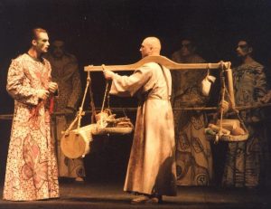 Mihai Danu (Chen Bo) în Orfanul Zhao, de Ji Jun-Xiang. Scenografia Irina Solomon și Dragoș Buhagiar. Teatrul Tineretului Piatra Neamț, 1995. Site TNTVR©
