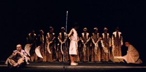 Mihai Danu (Chen Bo) în Orfanul Zhao, de Ji Jun-Xiang. Scenografia Irina Solomon și Dragoș Buhagiar.Teatrul Tineretului Piatra Neamț, 1995. Site-ul TNTVR©