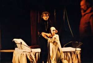 Adrian Pintea (Hamlet), Oana Pellea (Gertrude) și Ion Colan (Fantoma tatălui), în spectacolul Hamlet, de William Shakespeare, în regia lui Gábor Tompa. Teatrul Național „Marin Sorescu”, Craiova, 05.01.1997. Sursă fotografie: © Arhiva Teatrului Național „Marin Sorescu”, Craiova.