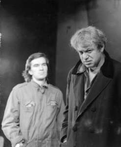 . Dan Nuțu (Chițimia II), primul din stânga, alături de Octavian Cotescu, în Chițimia, de Ion Băieșu, în regia lui Alexandru Tatos. Teatrul Lucia Sturdza Bulandra, București, 1974. ©Arhivele Teatrului Bulandra