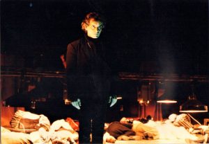 Adrian Pintea (Hamlet), în spectacolul Hamlet, de William Shakespeare, în regia lui Gábor Tompa. Teatrul Național „Marin Sorescu”, Craiova, 05.01.1997. Sursă fotografie: © Arhiva Teatrului Național „Marin Sorescu”, Craiova.