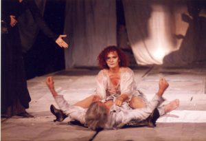 Iarina Demian (Luiska), Ștefan Iordache (Grigori Luchianovici Cearnota, Barabancikova), în spectacolul Fuga, regia Cătălina Buzoianu. ©Arhiva Teatrului de Comedie București.