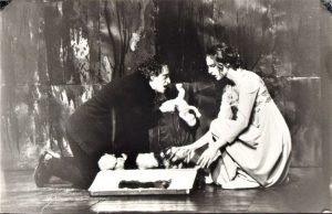 Adrian Pintea (Hamlet), Ozana Oancea (Ofelia),în spectacolul Hamlet, de William Shakespeare, în regia lui Gábor Tompa. Teatrul Național „Marin Sorescu”, Craiova, 05.01.1997. Sursă fotografie: © Arhiva Teatrului Național „Marin Sorescu”, Craiova.