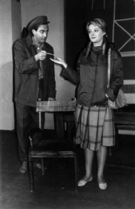 Ileana Stana Ionescu (Stela), dreapta, în spectacolul Secunda 58, de Dorel Dorian, în regia lui George Rafael. Teatru de Stat Bacău, Secția Piatra Neamț (azi Teatrul Tineretului, Piatra Neamț), 14.10.1961. Sursă: © Arhiva Teatrului Tineretului Piatra Neamț.