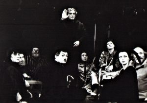 Moment din spectacolul Hamlet, de William Shakespeare, în regia lui Gábor Tompa. Teatrul Național „Marin Sorescu”, Craiova, 05.01.1997. Sursă fotografie: © Arhiva Teatrului Național „Marin Sorescu”, Craiova.