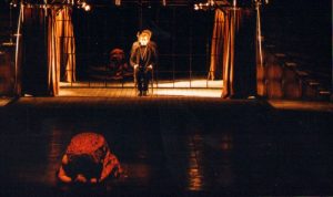 Moment din spectacolul Hamlet, de William Shakespeare, în regia lui Gábor Tompa. Teatrul Național „Marin Sorescu”, Craiova, 05.01.1997. Sursă fotografie: © Arhiva Teatrului Național „Marin Sorescu”, Craiova.