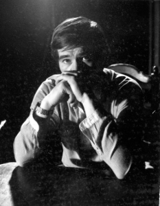 Dan Nuțu (Tom) în Menajeria de sticlă, de Tennessee Williams, în regia lui Ioan Taub. Teatrul Lucia Sturdza Bulandra, București, 1979. ©Arhivele Teatrului Bulandra