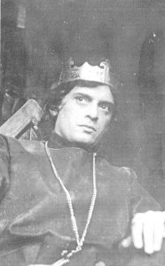 Adrian Pintea (Henric al IV lea), în spectacolul Henric al IV-lea, de Luigi Pirandello, în regia lui Mihai Mădescu. Teatrul „Constantin I. Nottara”, București, 10.02.1990. Sursă fotografie: © Arhiva Teatrului Nottara