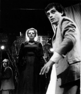 Mariana Mihuț (Mașa) și Adrian Pintea (Treplev) spectacolul Pescărușul, Anton Pavlovici Cehov, în regia lui Liviu Ciulei. Teatrul „Lucia Sturdza Bulandra”, București, 06.07.1977. Sursă fotografie: © Arhiva Teatrului Bulandra.