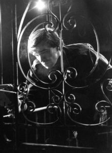 Dan Nuțu (Tom) în Menajeria de sticlă, de Tennessee Williams, în regia lui Ioan Taub. Teatrul Lucia Sturdza Bulandra, București, 1979. ©Arhivele Teatrului Bulandra