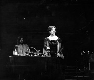 Gertruda, în Hamlet, de William Shakespeare, în regia lui Alexandru Tocilescu. Teatrul 'Lucia Sturdza Bulandra', București, 30.11.1985. sursă: © Arhiva Teatrului Municipal Lucia Sturdza Bulandra.