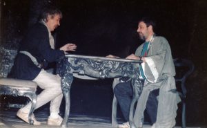 Ștefan Iordache (Grigori Luchianovici Cearnota, Barabancikova), Șerban Celea (Paramon Ilici Korzuhin, Un marinar italian), în spectacolul Fuga, regia Cătălina Buzoianu. ©Arhiva Teatrului de Comedie București.
