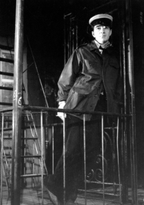 Dan Nuțu (Tom) în Menajeria de sticlă, de Tennessee Williams, în regia lui Ioan Taub. Teatrul Lucia Sturdza Bulandra, București, 1979. ©Arhivele Teatrului Bulandra