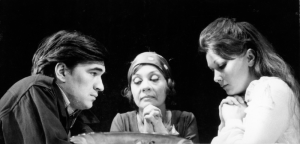 Dan Nuțu (Tom), alături de Ileana Predescu și Violeta Andrei în Menajeria de sticlă, de Tennessee Williams, în regia lui Ioan Taub. Teatrul Lucia Sturdza Bulandra, București, 1979. ©Arhivele Teatrului Bulandra