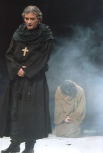 Adrian Pintea (Thomas Becket), în spectacolul Thomas Becket, de Jean Anouilh, în regia lui Adrian Pintea. Teatrul „Lucia Sturdza Bulandra”, București, 4.12.1999. Sursă fotografie: © Arhiva Teatrului Bulandra.