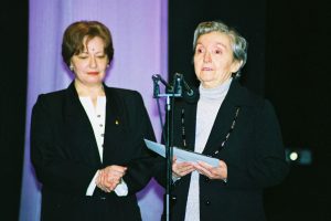 Margareta Bărbuță, prima din dreapta. Sursă fotografie: https://www.uniter.ro/artist/margareta-barbuta/