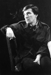 Dan Nuțu (Tom) în Menajeria de sticlă, de Tennessee Williams, în regia lui Ioan Taub. Teatrul Lucia Sturdza Bulandra, București, 1979. ©Arhivele Teatrului Bulandra