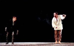 Adrian Pintea (Thomas Becket) și Marius Chivu (Regele Henric al II-lea), în spectacolul Thomas Becket, de Jean Anouilh, în regia lui Adrian Pintea. Teatrul „Lucia Sturdza Bulandra”, București, 4.12.1999. Sursă fotografie: © Arhiva Teatrului Bulandra.