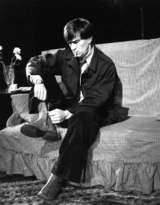 Dan Nuțu (Tom) în Menajeria de sticlă, de Tennessee Williams, în regia lui Ioan Taub. Teatrul Lucia Sturdza Bulandra, București, 1979. ©Arhivele Teatrului Bulandra