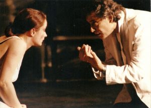 Cristina Toma (Sarah Norman) și Adrian Pintea (James Leeds), în spectacolul Copiii unui Dumnezeu mai mic, de Mark Medoff, în regia lui Theodor Cristian Popescu, Compania Teatrală 777, București, 23.10.1997. Sursă fotografie: ©Mihai Musceleanu
