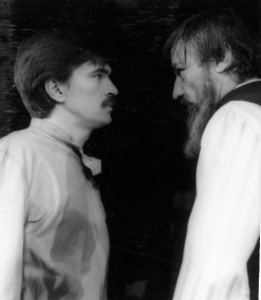 Dan Nuțu (Nil), primul din stânga, alături de Victor Rebengiuc, în Micii Burghezi, de Maxim Gorki, în regia lui Ioan Taub. Teatrul Lucia Sturdza Bulandra , București, 1978. ©Arhivele Teatrului Bulandra