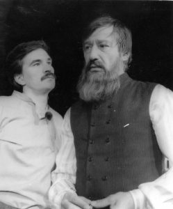 Dan Nuțu (Nil), primul din stânga, alături de Victor Rebengiuc, în Micii Burghezi, de Maxim Gorki, în regia lui Ioan Taub. Teatrul Lucia Sturdza Bulandra, București, 1978. ©Arhivele Teatrului Bulandra