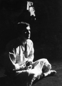 Dan Nuțu (Căpitanul Toma) în Răceala, de Marin Sorescu, în regia lui Dan Micu. Teatrul Lucia Sturdza Bulandra, București, 1977. ©Arhivele Teatrului Bulandra
