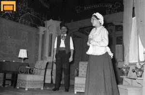 seară Caragiale, Studioul de Teatru IATC (1957-1958), (de la stânga la dreapta): Florin Piersic (Chiriac), Draga Olteanu, actriță TNB, (Veta) © Arhiva de Teatru UNATC