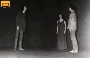 Marcel Iureș (Oedip), Mirela Gorea (Antigona) și Adrian Pintea (Eumet), în spectacolul Oedip salvat, de Radu Stanca, în regia lui Mihai Măniuțiu. Institutul de Artă Teatrală și Cinematografică „I.L. Caragiale” (azi, Universitatea Națională de Artă Teatrală și Cinematografică „I.L.Caragiale”), București, 10.05.1977. Sursă: © Arhiva de Teatru UNATC.