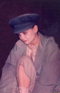 Dorina Chiriac (O fetişoară la ghişeul casei) în spectacolul Fuga, regia Cătălina Buzoianu. ©Arhiva Teatrului de Comedie București.